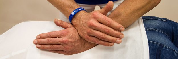 Justierung_Chiropraktiker Behandlung des Rückens durch den Chiropraktiker in Köln