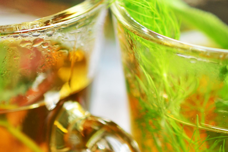 Zwei Gläser mit Flüssigkeit und Minzblätter befüllt.