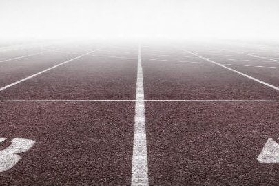 Laufstrecke mit den Zahlen drei und vier.