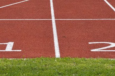 Eine Laufstrecke mit den Startnummern eins und zwei.