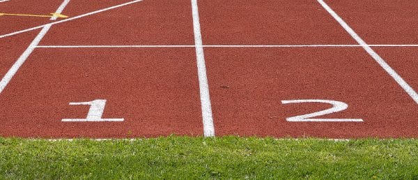 126_Sport-web Eine Laufstrecke mit den Startnummern eins und zwei.