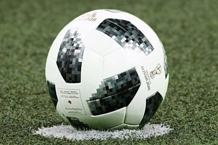 Fußball auf einem Rasen.