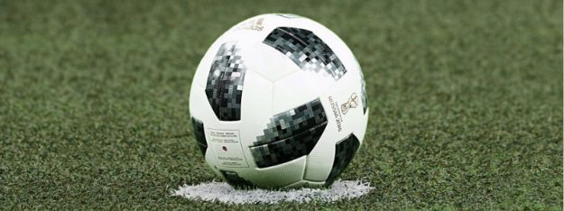 WM 2018 und Chiropraktik Praxis Friedemann Theill Köln Fußball auf einem Rasen.