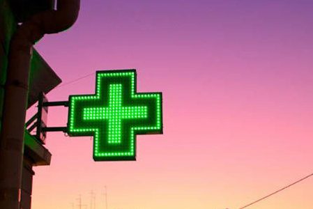 Ein grünes Apothekerkreuz.