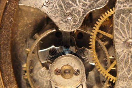 Nahaufnahme eines Uhrwerks.