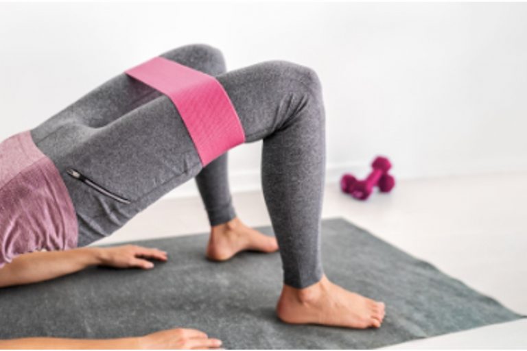 Eine Frau macht eine Übung mit einem Widerstandsband.