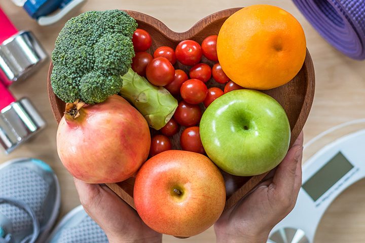 Eine Schale in Herzform mit Obst.
